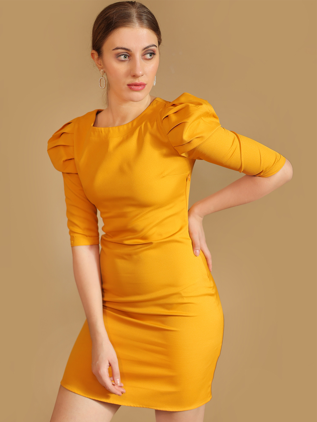 Straight Dress with puff sleeve details - Front